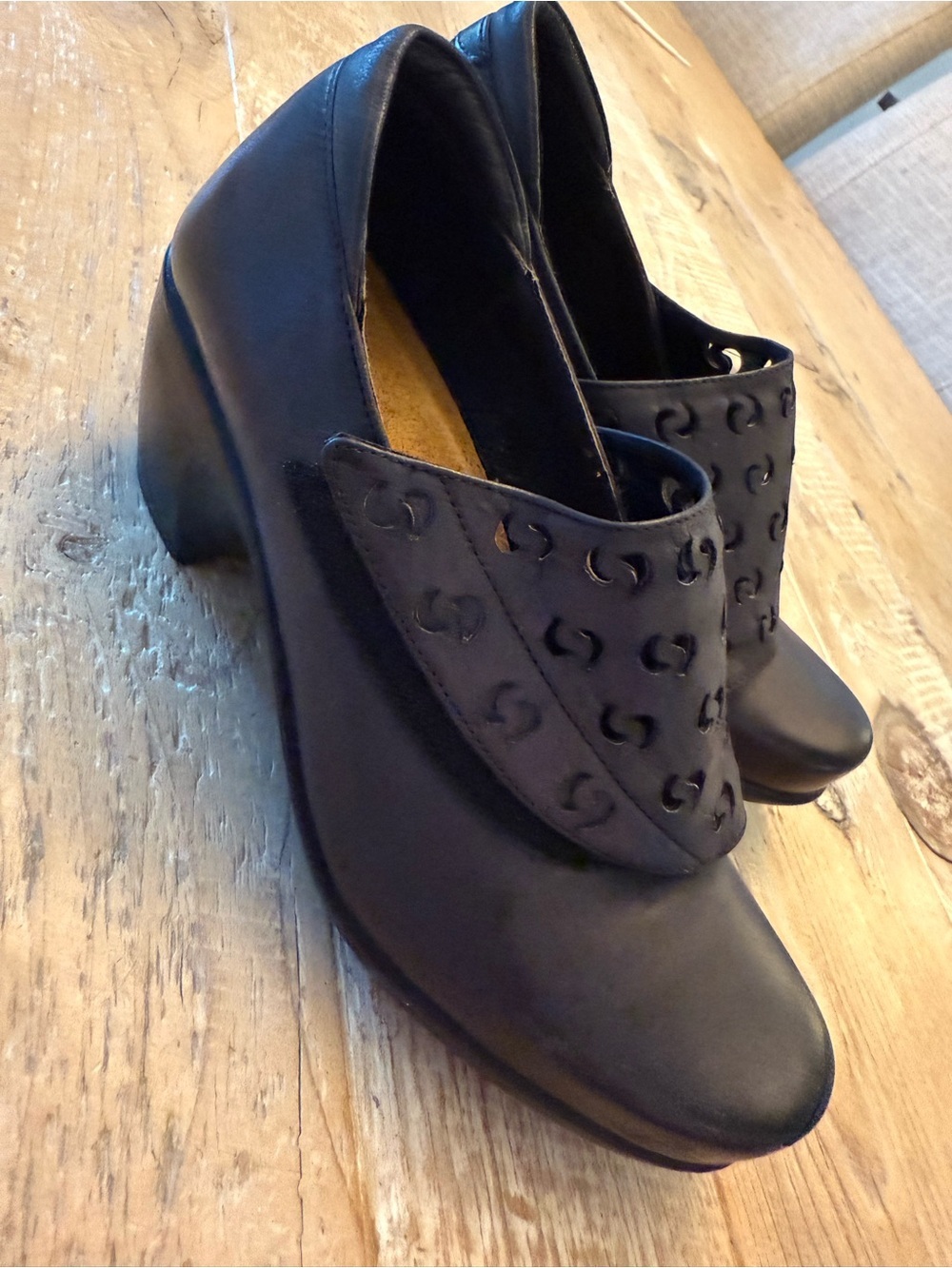 Naot NWOT Women’s Black Leather Slip-On Bootie Velcro Shoes 5 -euro 36